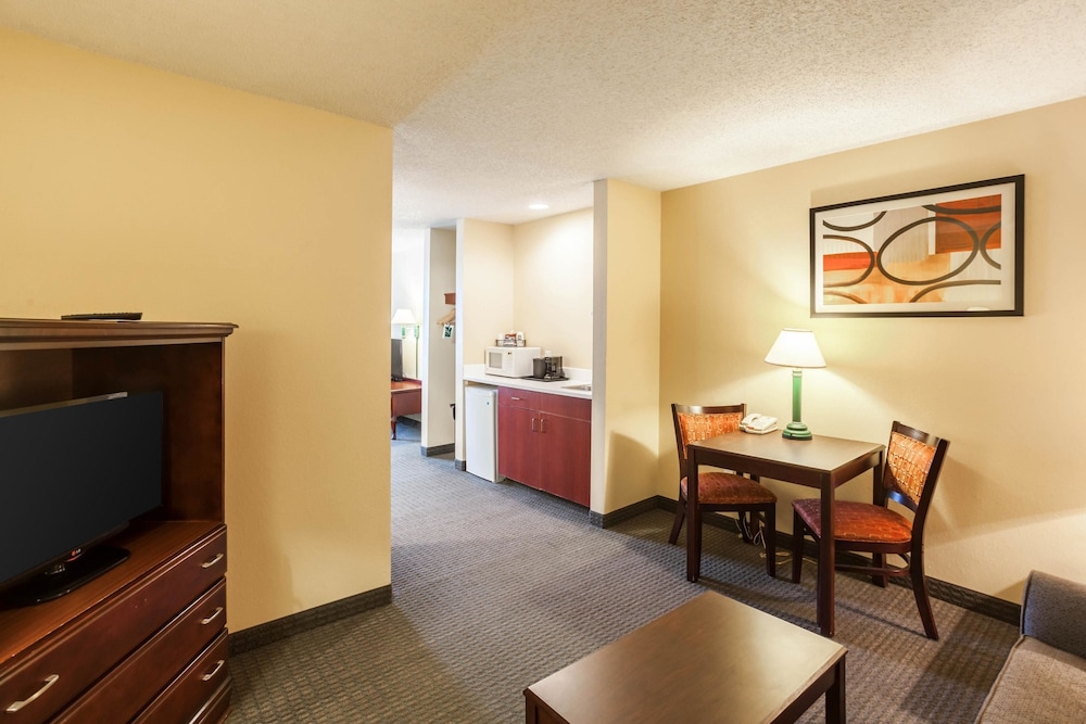 Quality Inn & Suites Lincoln North - photo 36