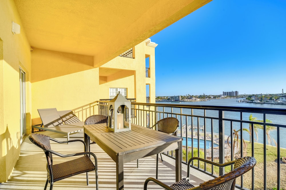 Short Walk to Bay & Ocean: Treasure Island Condo — 4-Star Luxury Hotel in Treasure Island, United States