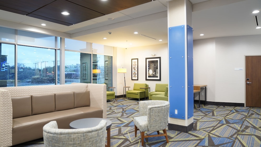 Holiday Inn Express & Suites Dallas Central Market Center by IHG - photo 6