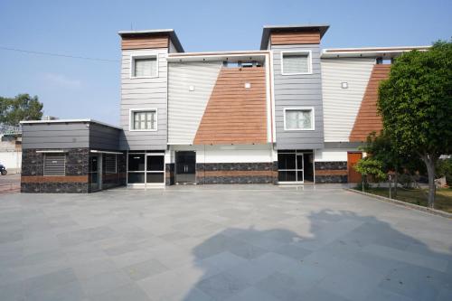 Cr Resort And Hotel — Bhiwani
