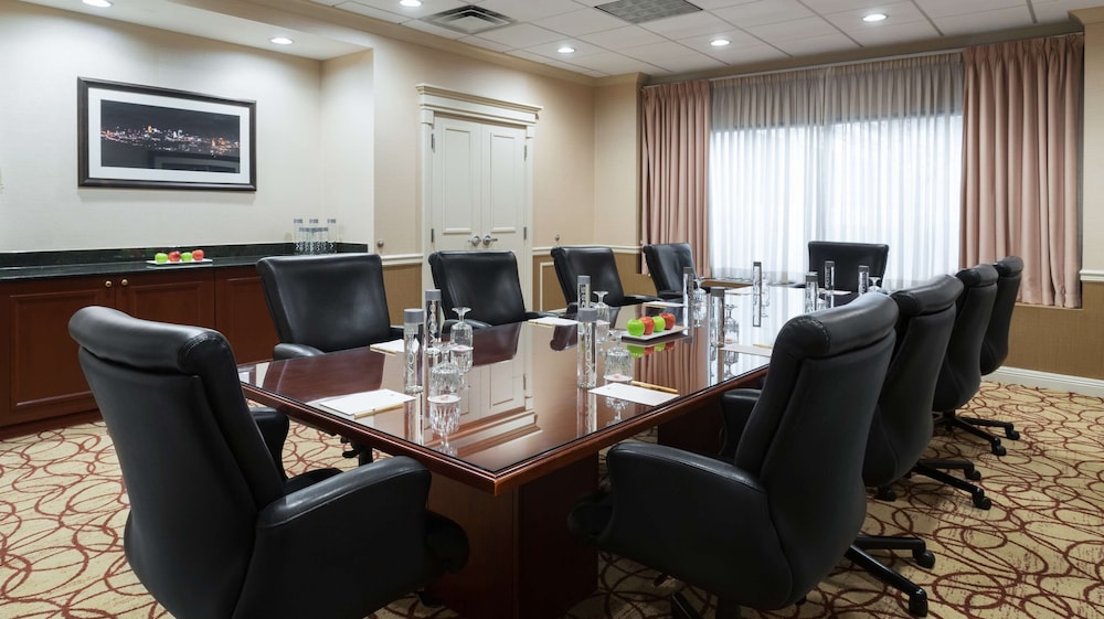 DoubleTree Suites by Hilton Hotel Cincinnati Blue Ash - photo 40