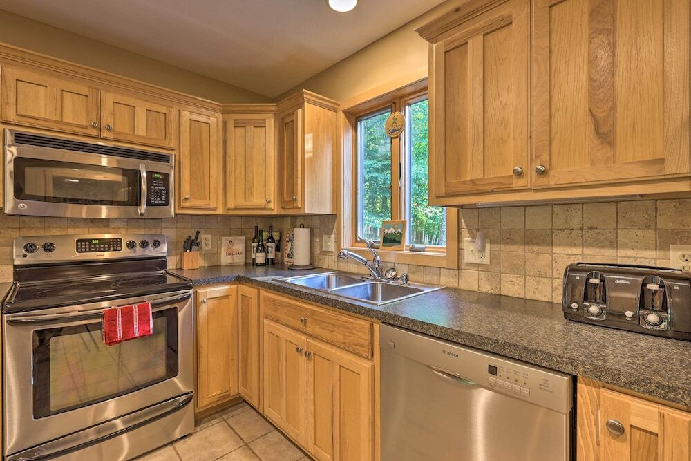 2 Mi to Beech Mtn Resort: Cabin w Deck & Grill - photo 18
