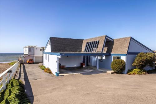 A Seaside Escape Spring Special in Cambria, United States