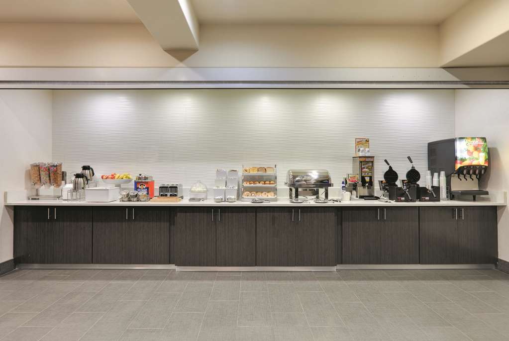 La Quinta Inn & Suites by Wyndham Tyler South - photo 34