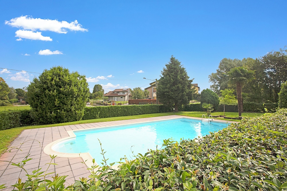 Angera Relax & Pool — 4-Star Luxury Hotel in Angera, Italy