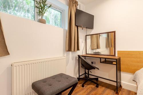 Parkside Haven Modern 2 Bed Flat with Ensuites Free Parking & Self Check In — Wembley — photo 2