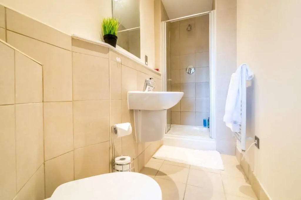 Spacious City 2 Bed 2 Bath Free Parking & Wifi — 4-Star Luxury Hotel in Sheffield, United Kingdom