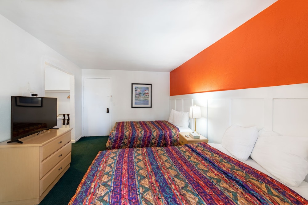 Captain's Table Hotel - photo 95
