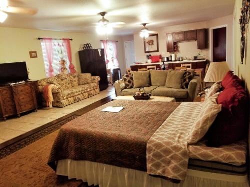 Charming Downstairs Unit — 4-Star Luxury Hotel in Oakhurst, United States