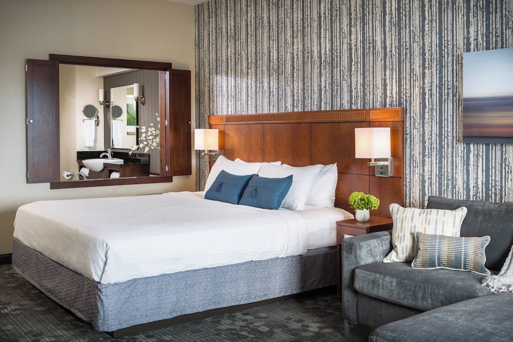 Courtyard Marriott Burlington Harbor - photo 16