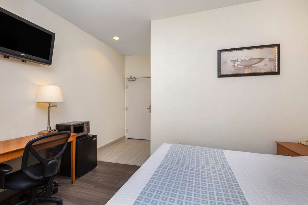 La Quinta Inn & Suites by Wyndham Tulare - photo 21