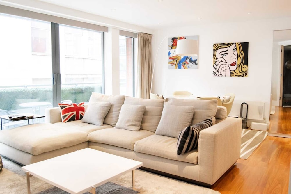 Modern 2 Bedroom with balcony Near Oxford Street — 4-Star Luxury Hotel in London, United Kingdom