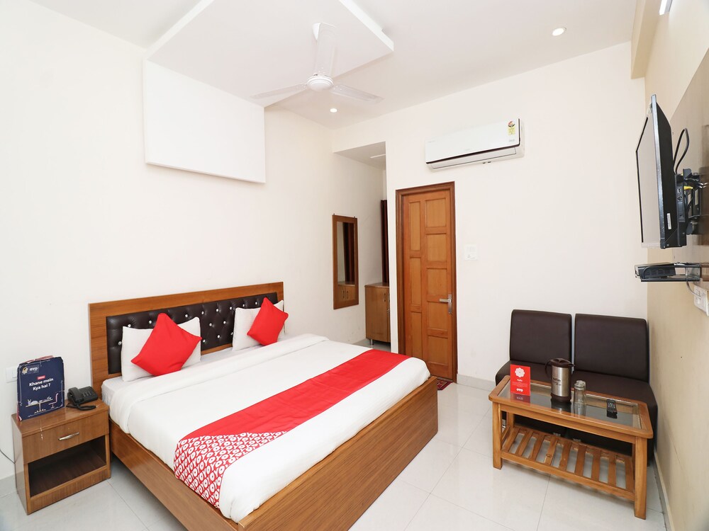 OYO 16599 Chandra Palace - last minute hotel in Dehra Dun