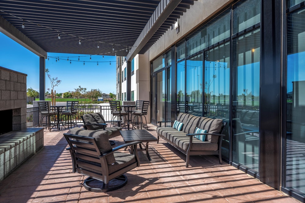 Holiday Inn Express & Suites Gilbert Mesa Gateway Airport by IHG - photo 41