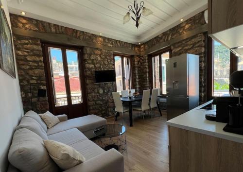 Madame Parisienne in Nafpaktos, Greece