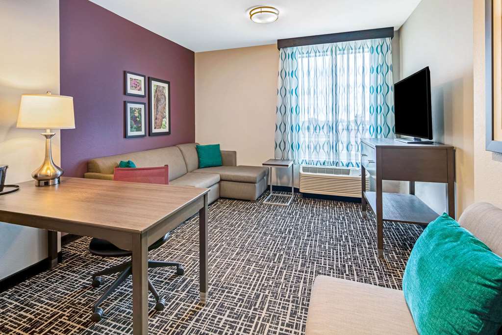 La Quinta Inn & Suites by Wyndham McAllen La Plaza Mall - photo 31