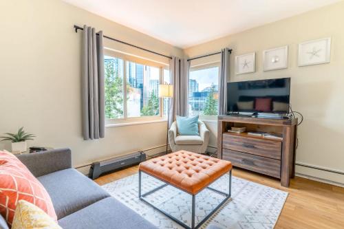 Eclectic Downtown & Cap Hill King bed & Kitchen - photo 10