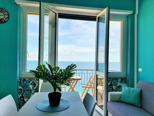Una finestra sul mare Home1 Affitti Brevi Liguria — 4-Star Luxury Hotel in Bergeggi, Italy