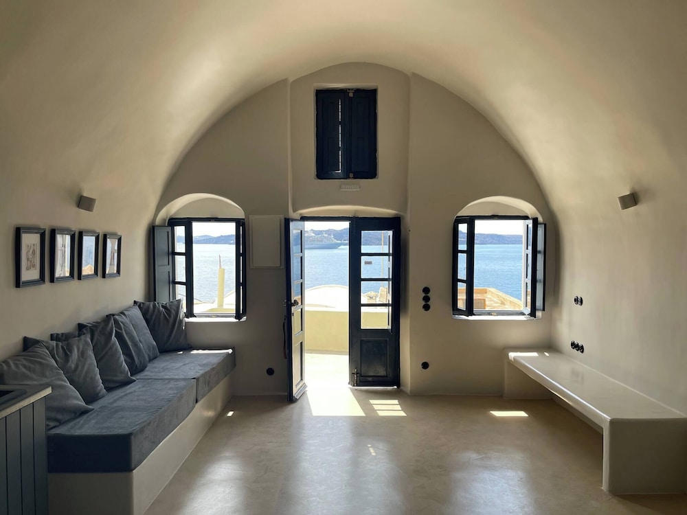 Firaoldport Caldera Sea & Volcano View 2 Joined Houses — 4-Star Luxury Hotel in Megalochori, Greece