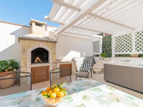 Luxury Apartment Luma Verde with Jacuzzi — 4-Star Luxury Hotel in Seget Vranjica, Croatia