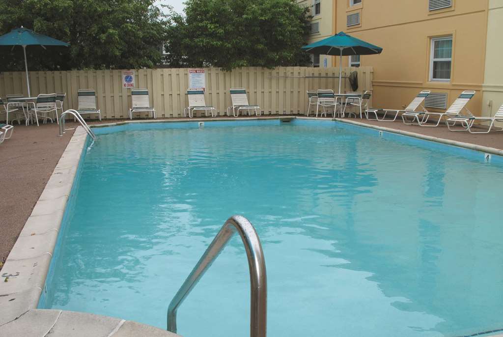 La Quinta Inn by Wyndham Indianapolis Airport Lynhurst - photo 2