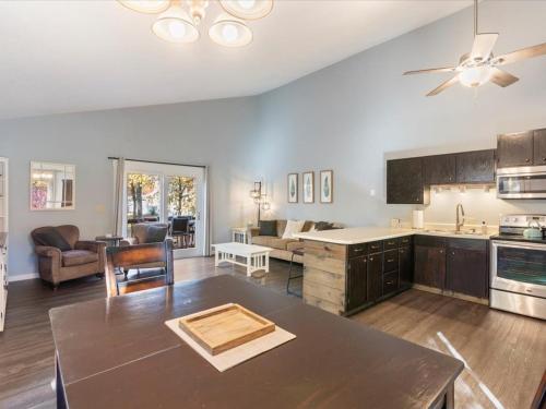 Pinewood Escape - carbon neutral hotel in Breezy Point