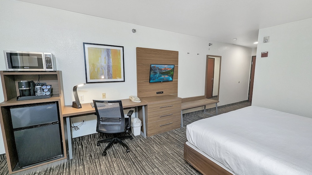 Estherville Hotel & Suites - photo 38