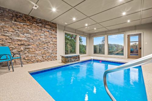 Overlook Swim Lodge Indoor Heated Pool 3 Decks Hot Tub Theatre Game Room Minutes to PF & Dollywood — 4-Star Luxury Hotel in Sevierville, United States