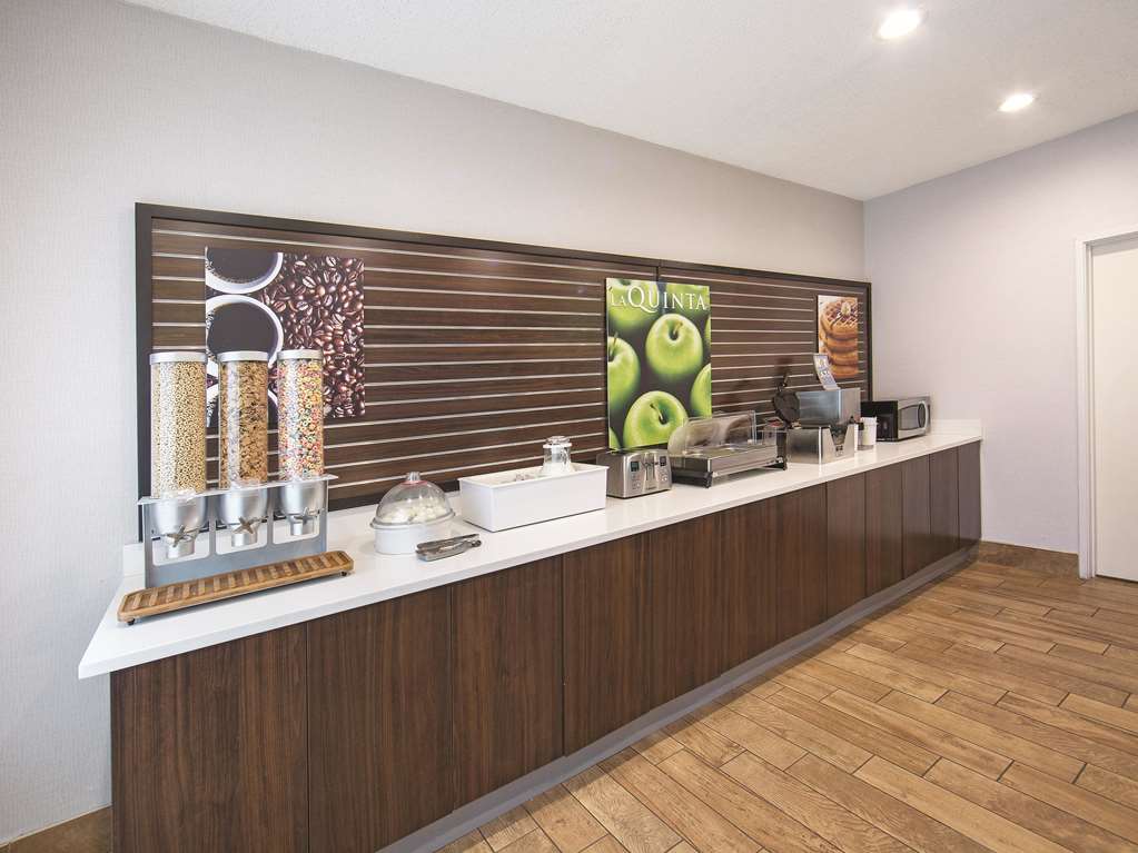 La Quinta Inn & Suites by Wyndham Central Point Medford - photo 42