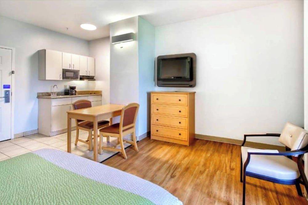 OYO Townhouse Sulphur LA Extended Stay - photo 10