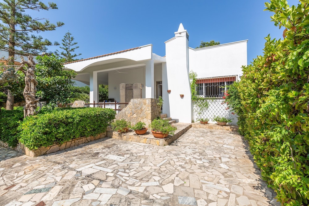 3553 Villa Cirenaica by Barbarhouse — 4-Star Luxury Hotel in Maruggio, Italy