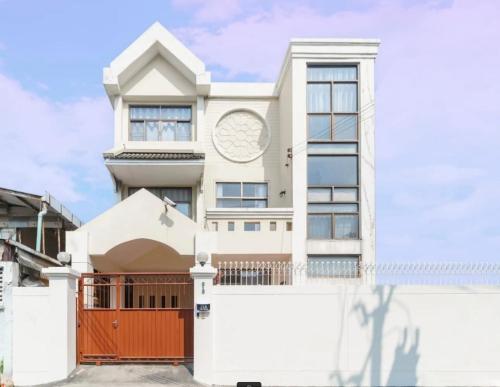 Charming 3 Storey house near BTS Onnut Station — 4-Star Luxury Hotel in Bangkok, Thailand