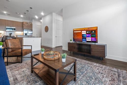 Lavish Escape 1Bd1Ba Pool w Golf Sim — 4-Star Luxury Hotel in Austin, United States