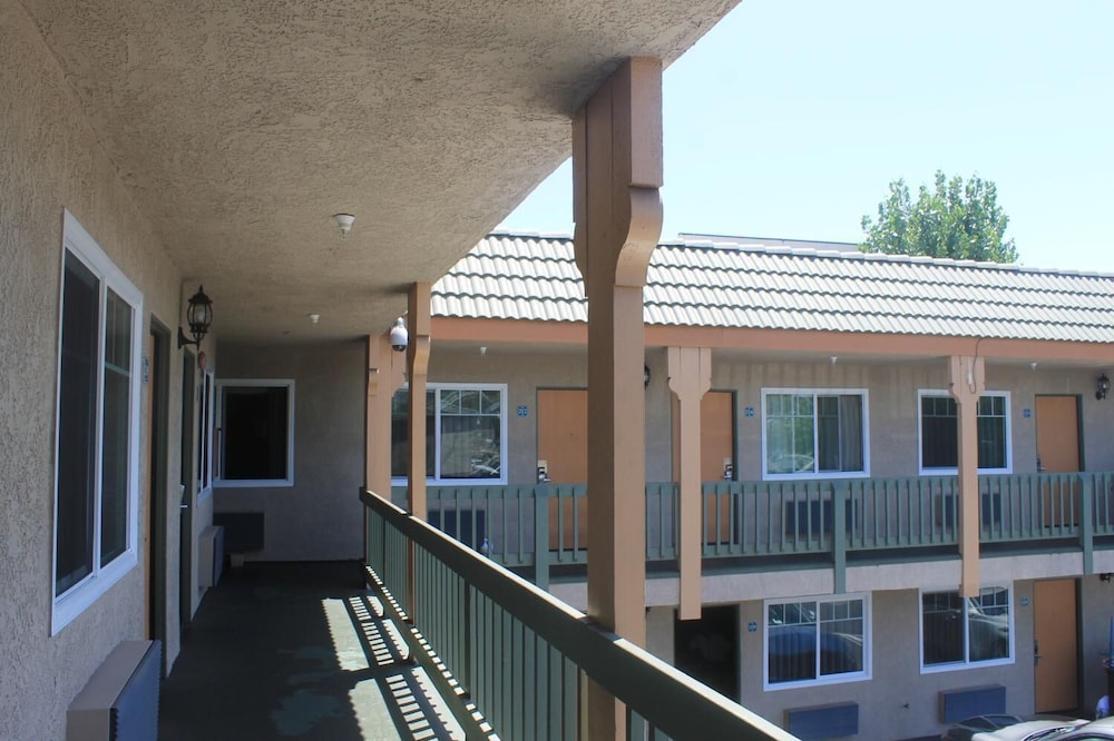 El Rancho Inn Hawthorne - photo 10