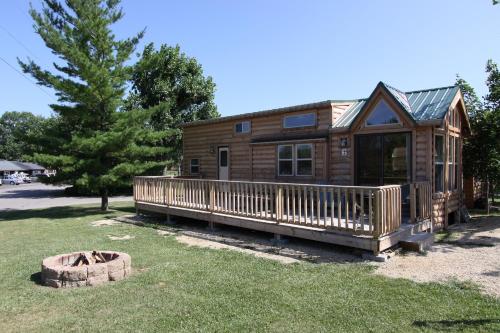 Lakeland Rv Campground Deluxe Loft Cabin 11 9532003 — Edgerton