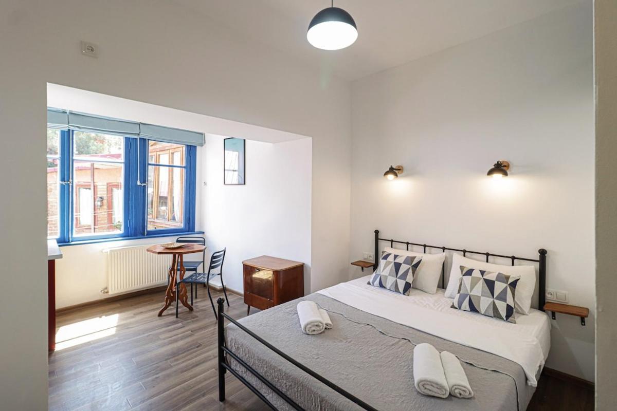 Unique 3 Studio Combo for 6 Guests By Wehost