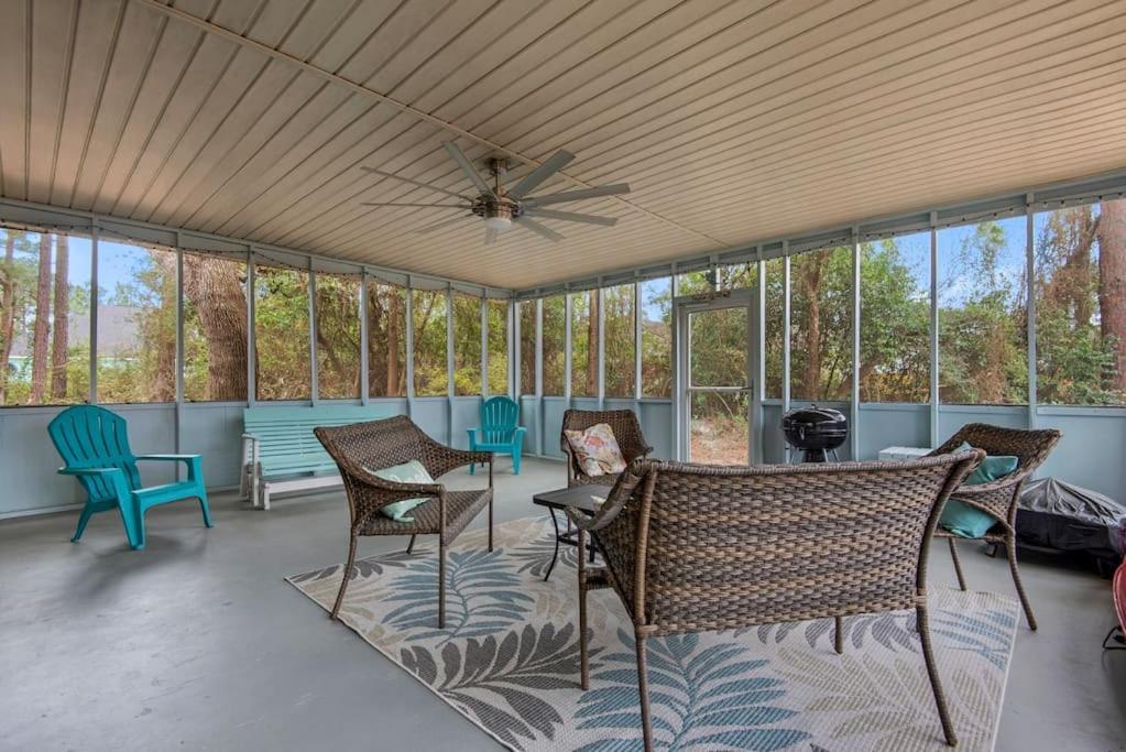 Gulf Brz Beaches Dwntwn PNS Pet Friendly Canal in Gulf Breeze, United States