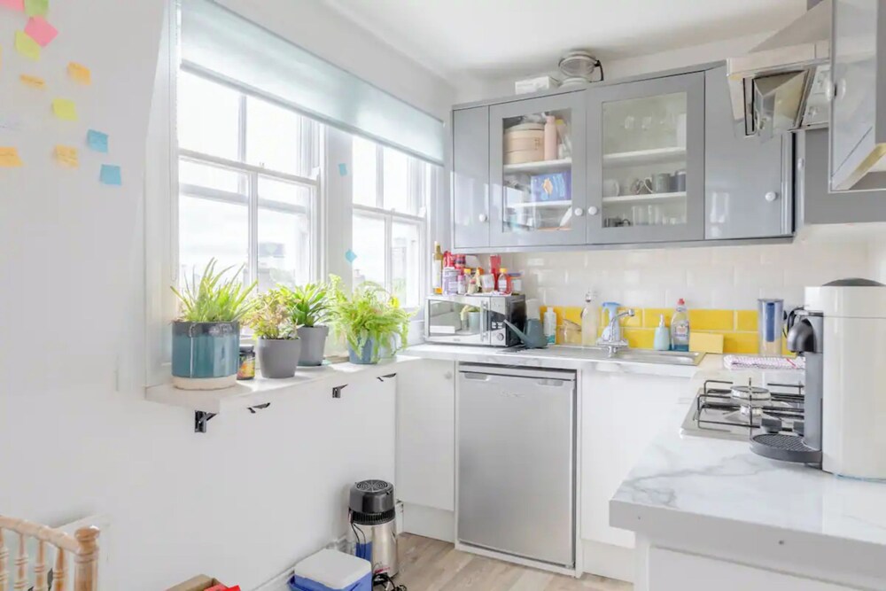 Top Floor 1BD Flat With Balcony Ladbroke Grove — 4-Star Luxury Hotel in London, United Kingdom