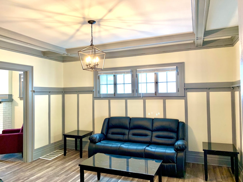 The Aquarium Chateau With Private Yard & Parking Near Falls Casino by Niagara Hospitality - photo 36