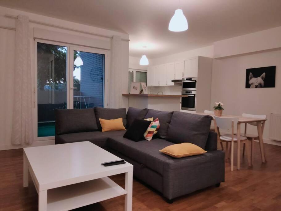 Live Like A Local Stylish 2br With Balcony Parking — Saint Denis