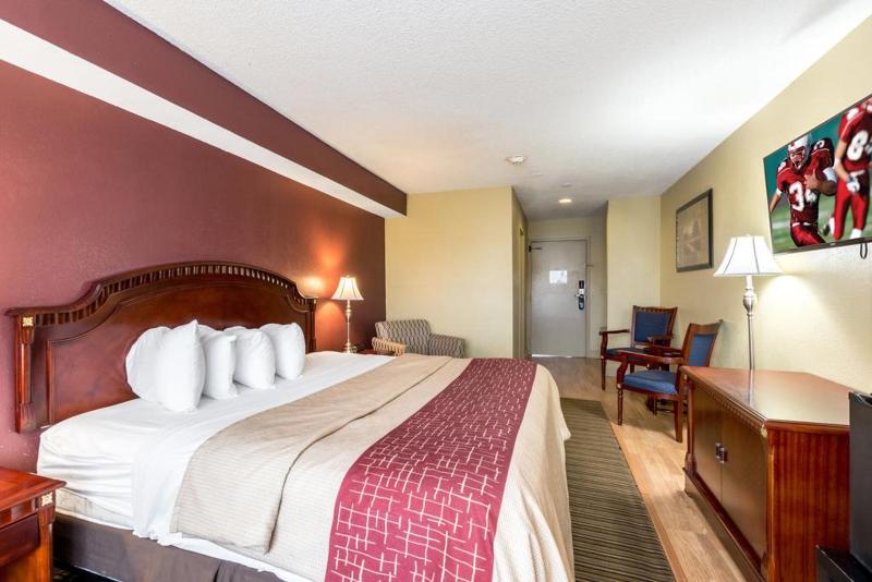Days Inn by Wyndham Muskegon - photo 30