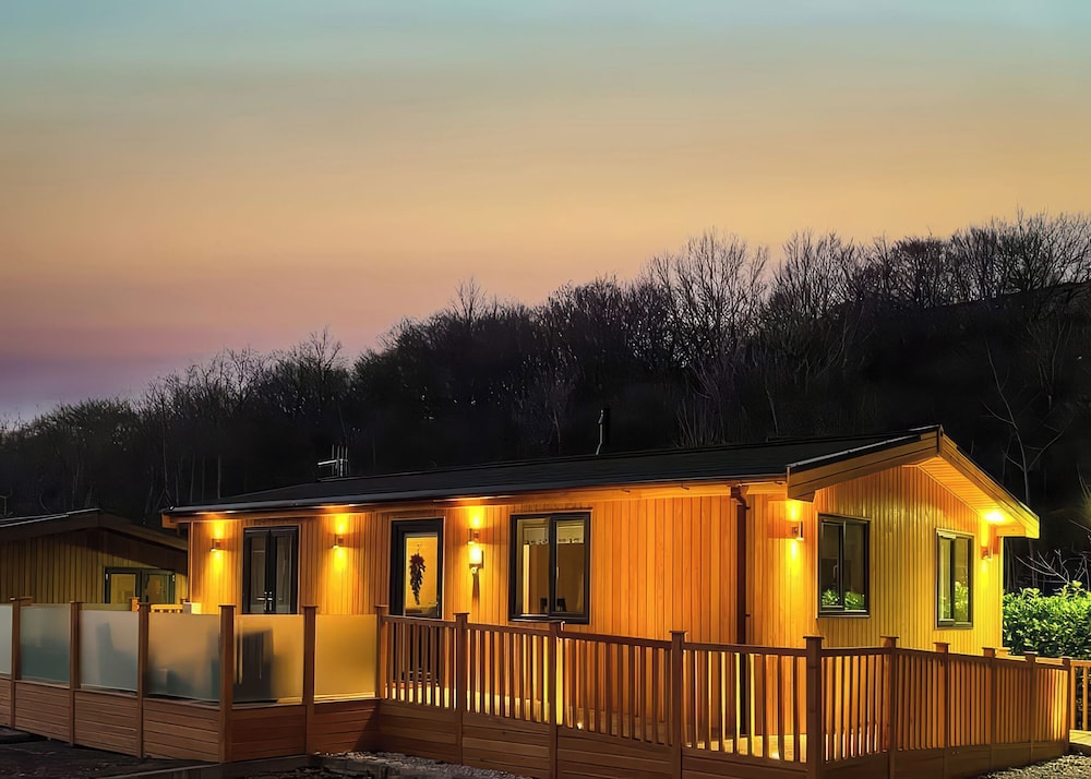 Dovestone Luxury Lodges Pets Welcome — hotel in Oldham