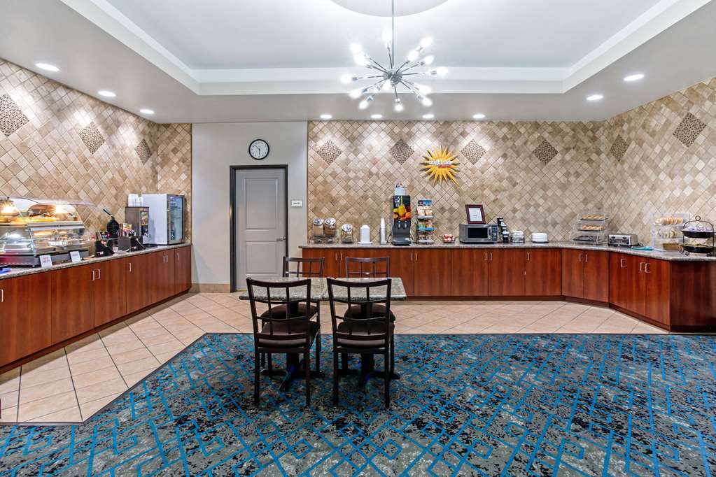 La Quinta Inn & Suites by Wyndham Denver Gateway Park - photo 57