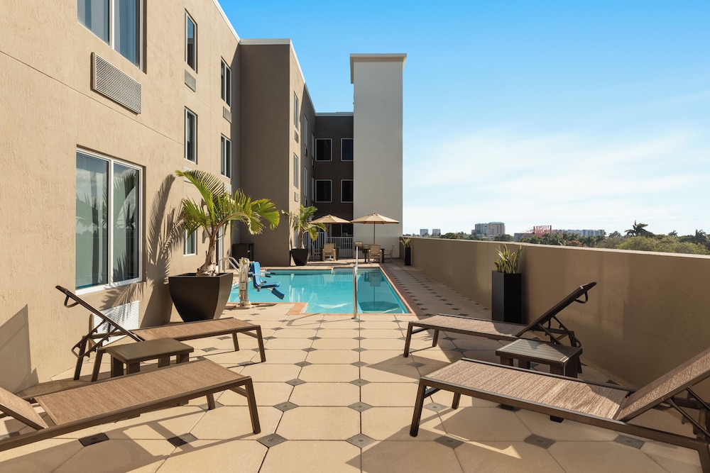 Holiday Inn Express & Suites Fort Lauderdale Airport South by IHG - photo 16