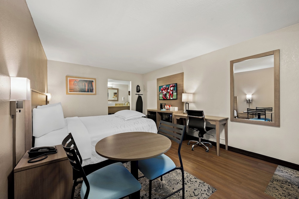 Red Roof Inn PLUS & Suites Naples Downtown 5th Ave S - photo 5