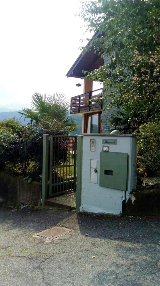 Charming Apartment in Lavena Ponte Tresa 70m Spacious Terrace — 4-Star Luxury Hotel in Lavena Ponte Tresa, Italy