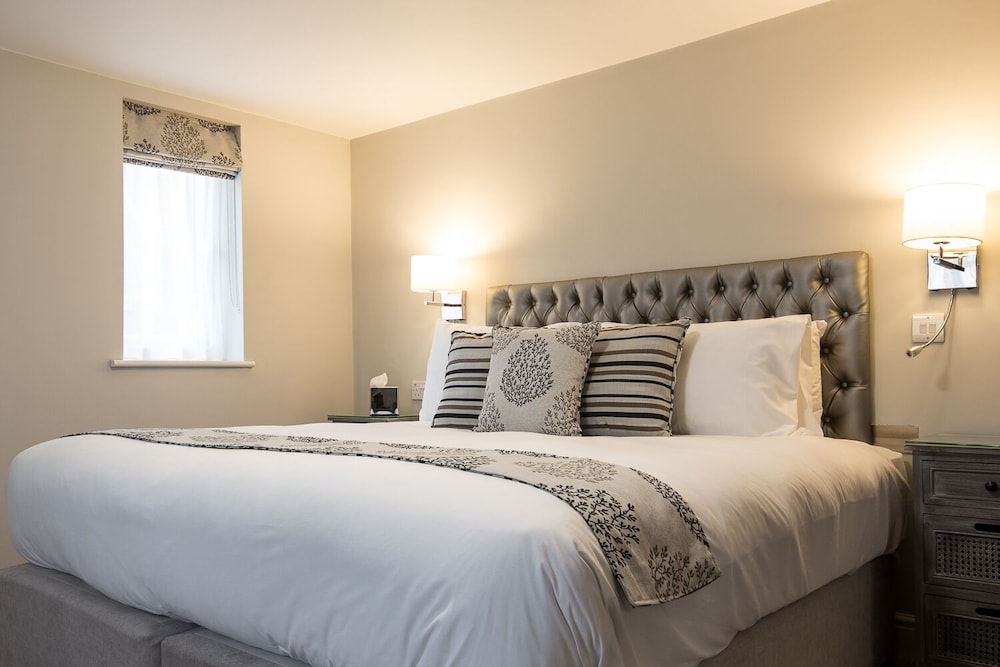 The Maple Manor Hotel — Crawley