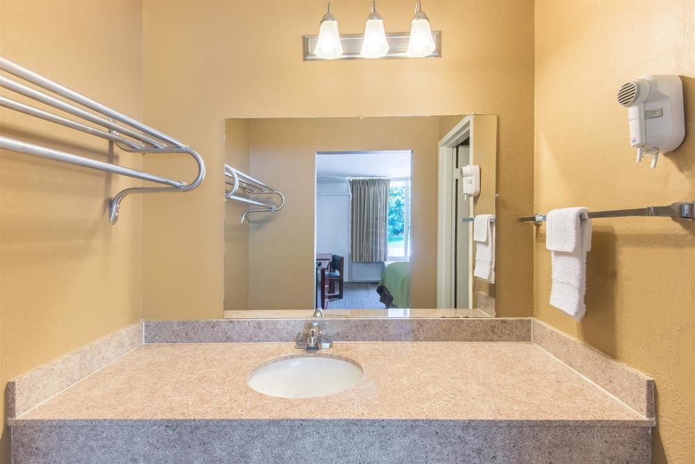 Hampton Inn by Hilton Clanton - photo 3