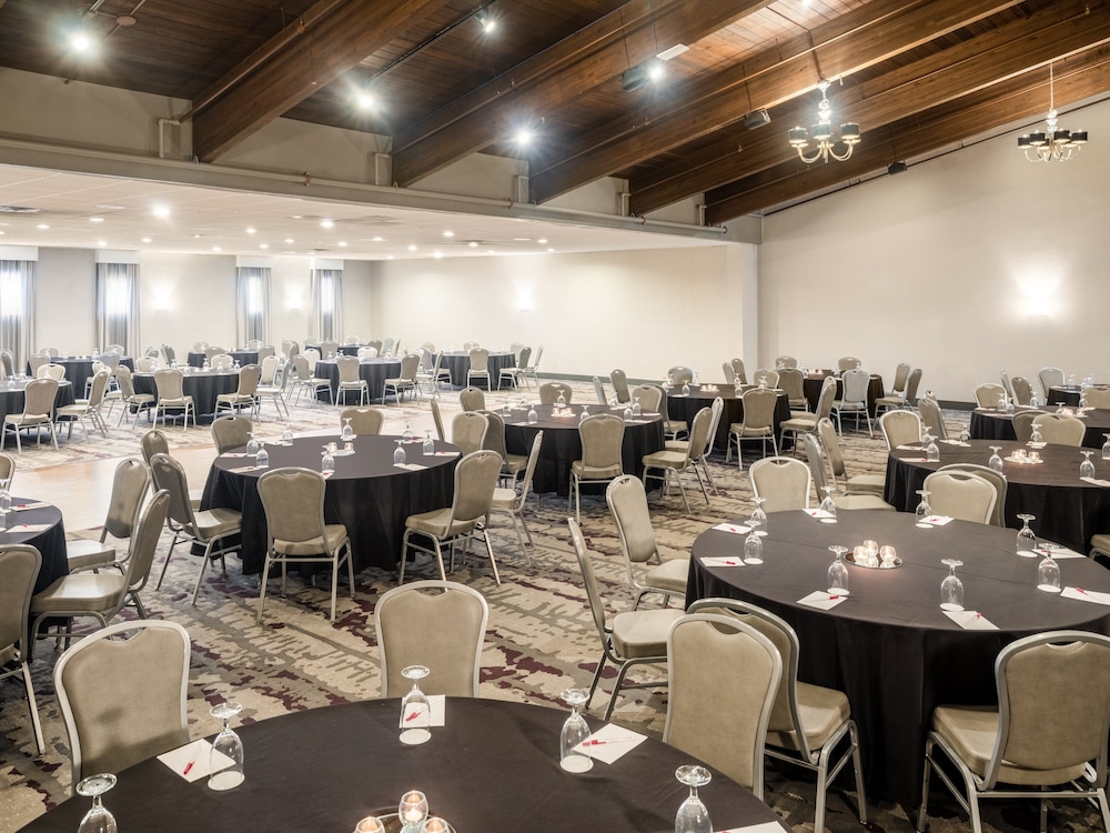 Crowne Plaza Milwaukee Airport by IHG - photo 70