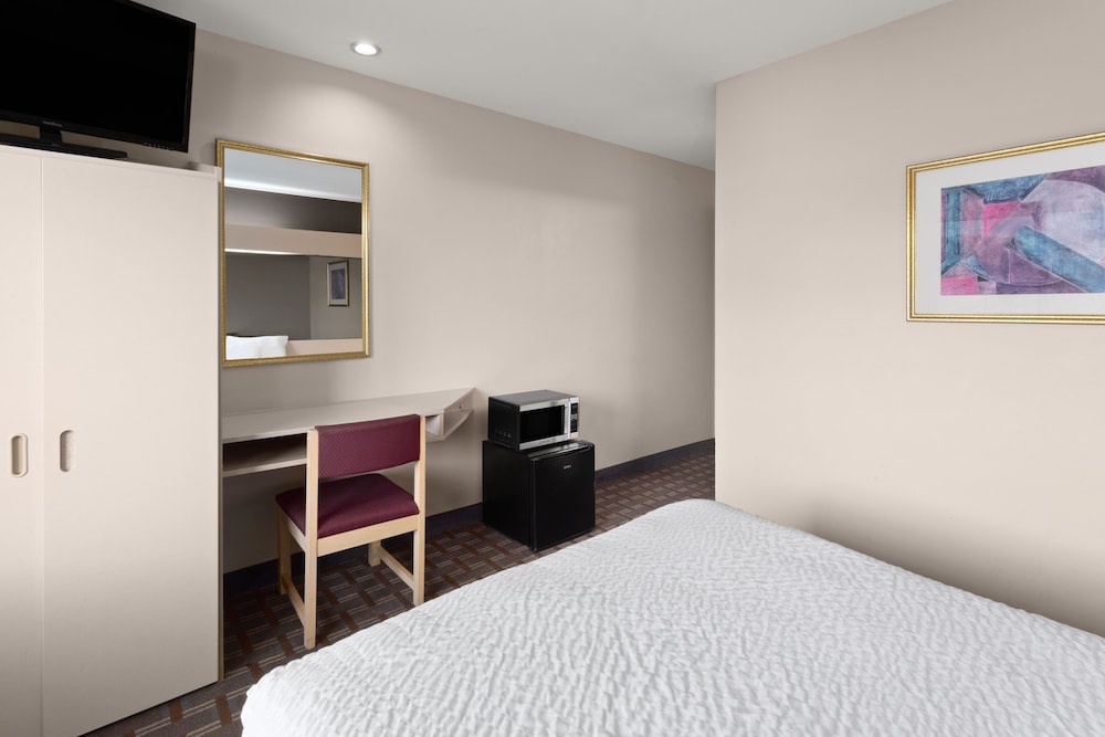Americas Best Value Inn & Suites Racine - photo 16